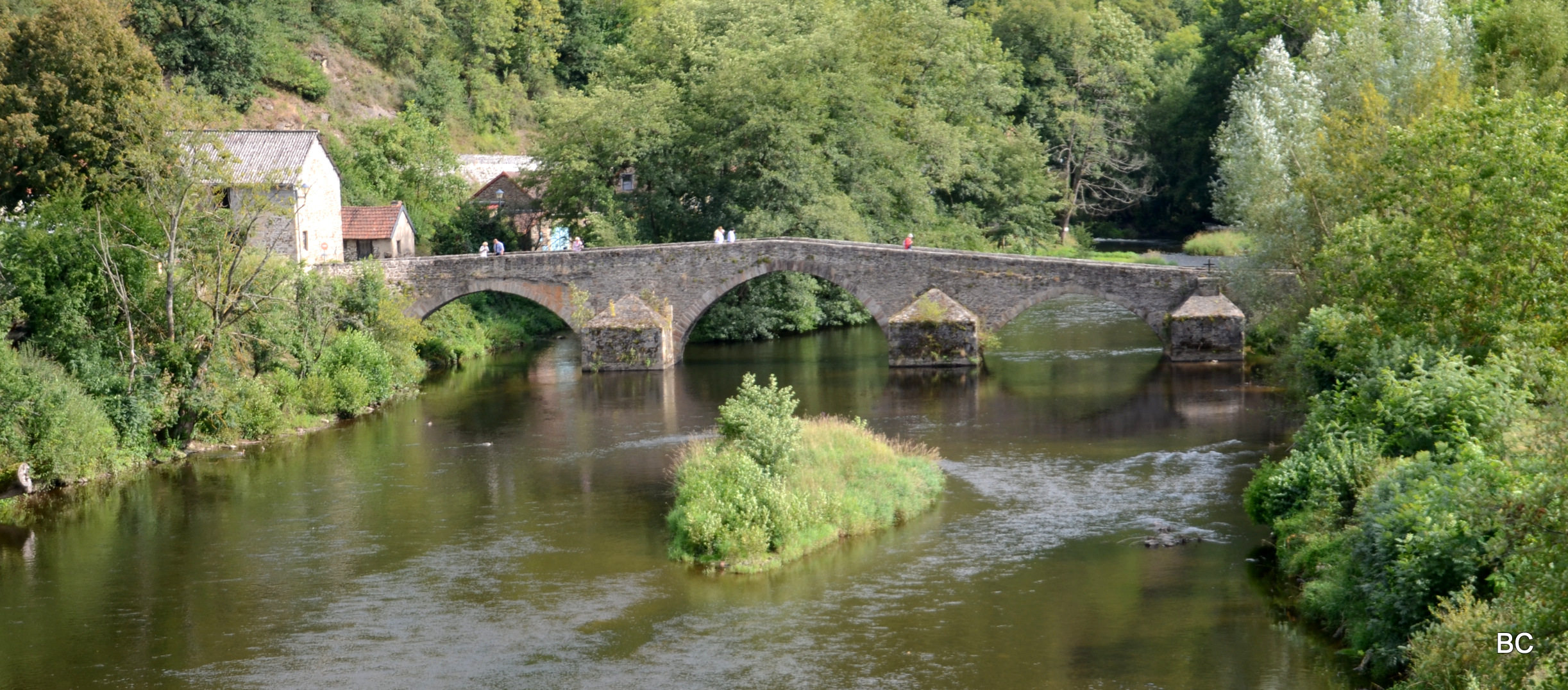  Le pont  de Menat Balirando